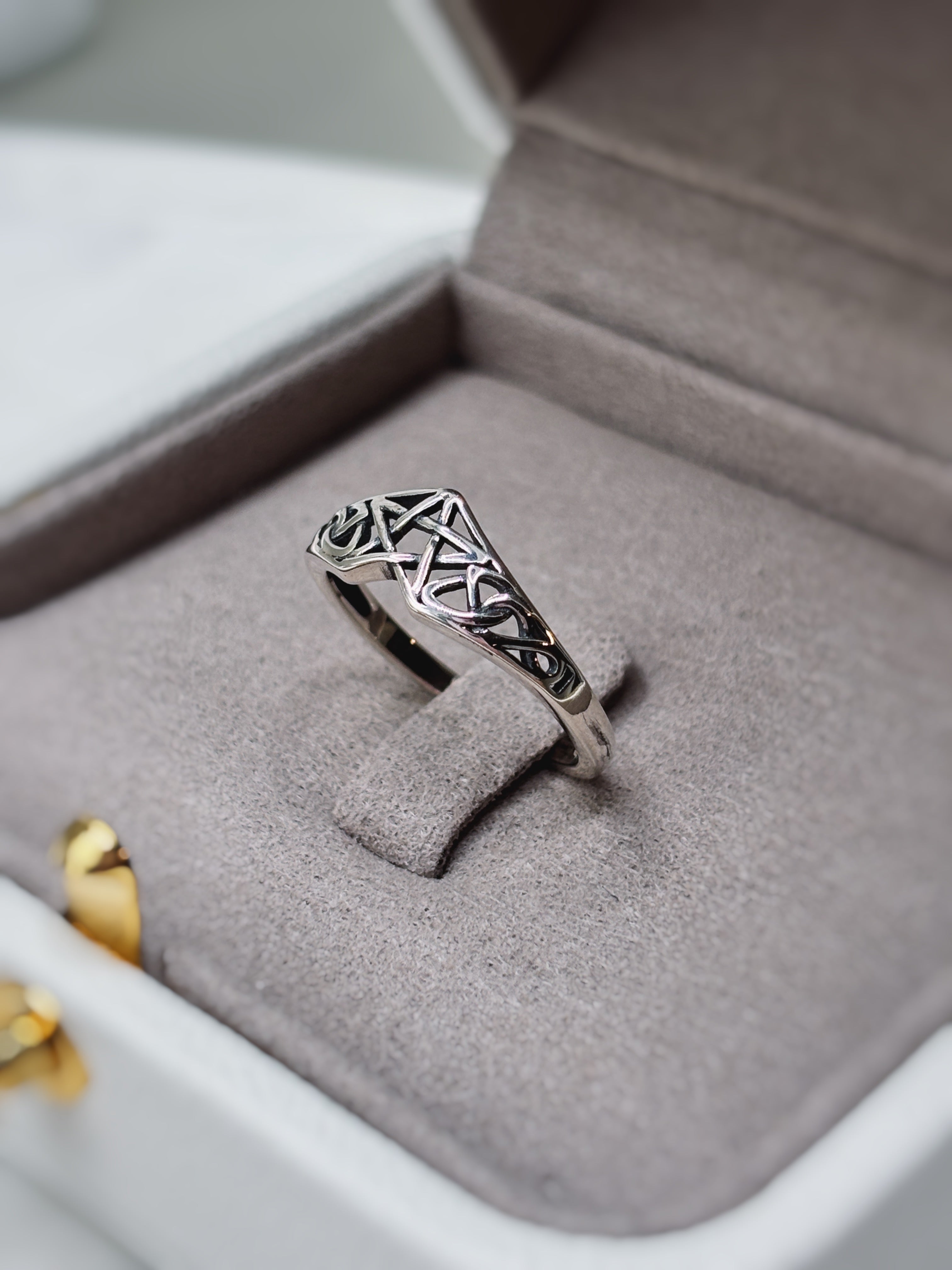 Celtic Knot Silver Ring, Minimalist 925 Sterling Silver Band, Symbolic Eternal Knot Ring, Everyday Jewelry